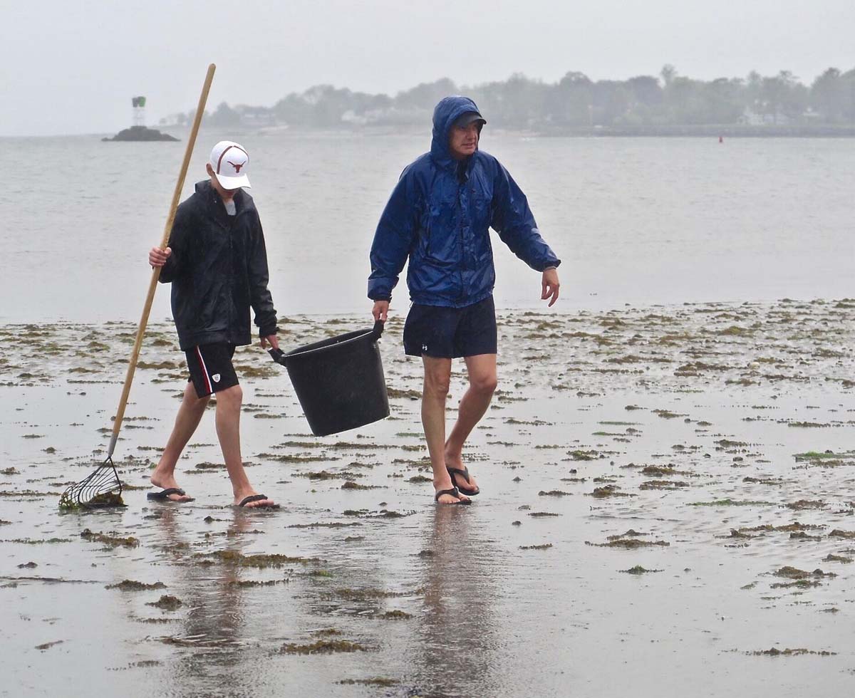 The annual clam clinic in Fairfield drew more than 100 first-time and experienced clammers to Sasco Hill Beach on May 19. Photo: Judy Preston / Connecticut Sea Grant